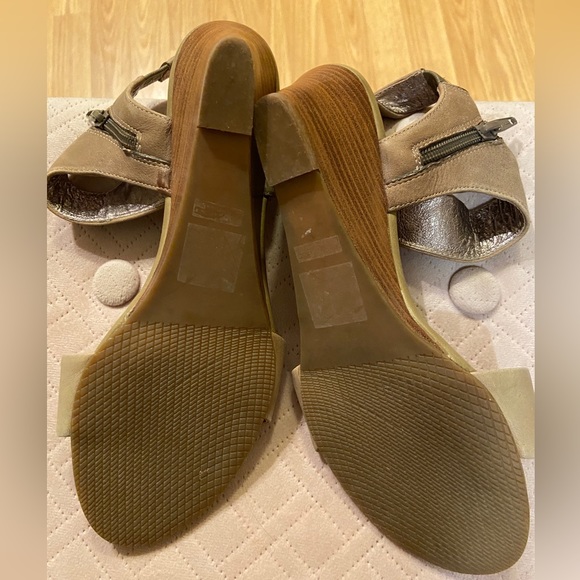 Bravo browns beige wedge sandals with inside facing zipper - size 9.5 - Picture 5 of 8